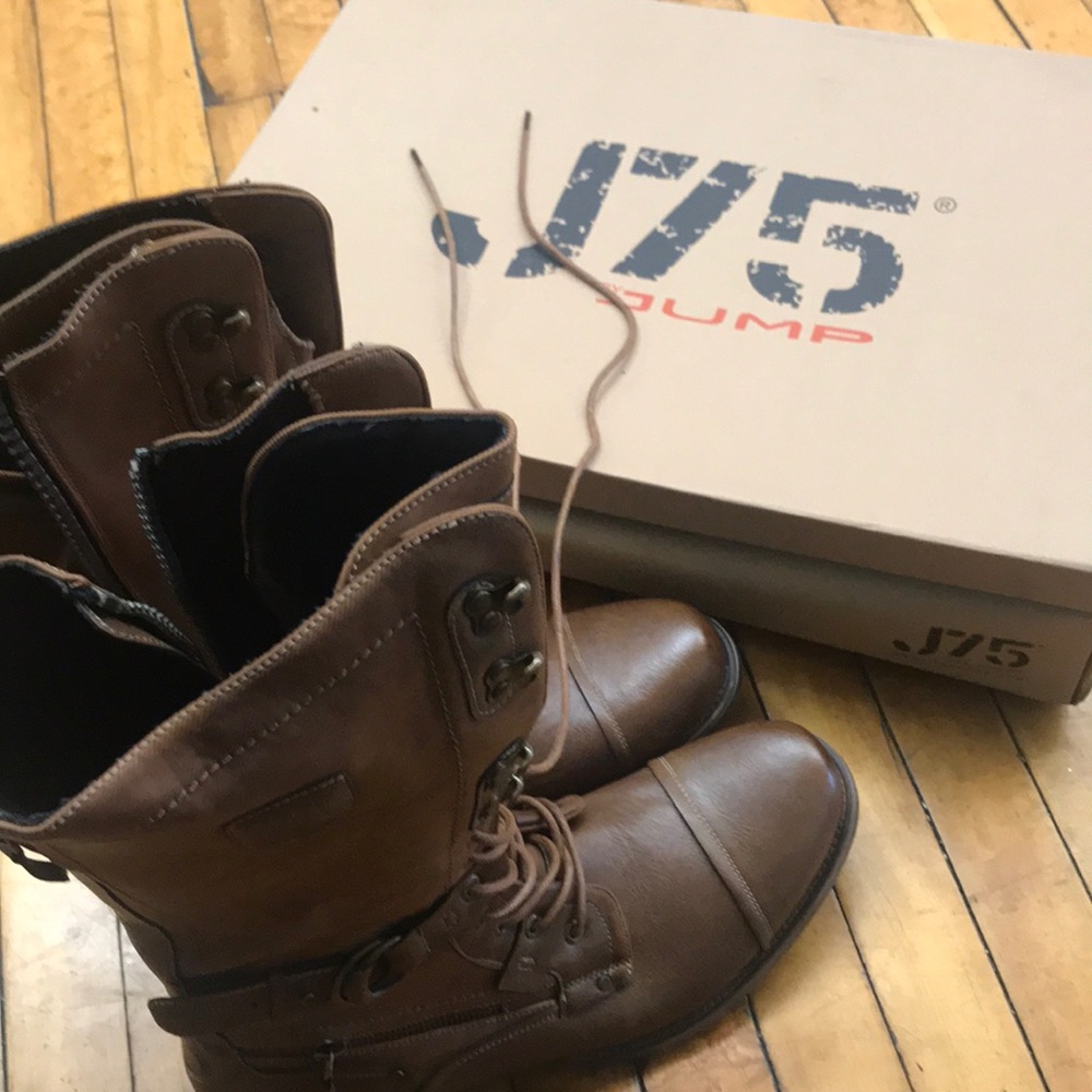 Brand new men motorcycle boots with box.